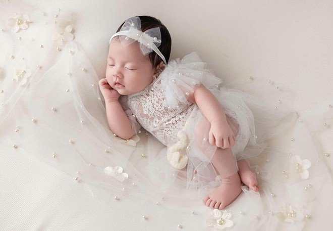 Con g&aacute;i &uacute;t của Hoa hậu Đặng Thu Thảo hiếm hoi l&ecirc;n s&oacute;ng, vẻ ngo&agrave;i xinh đẹp khiến d&acirc;n t&igrave;nh trầm trồ- Ảnh 4.