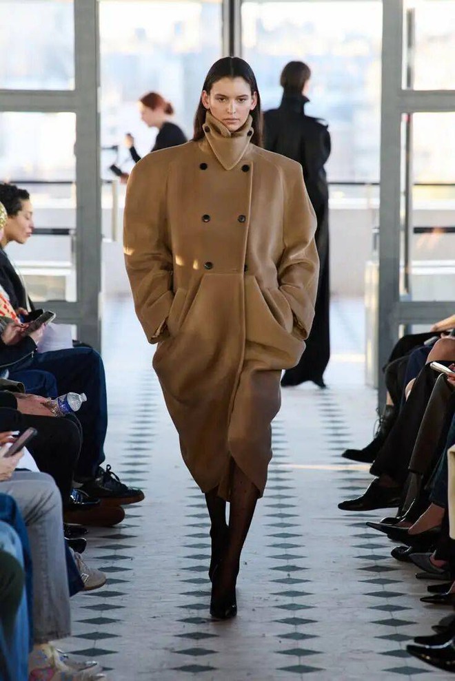 Xu hướng &aacute;o kho&aacute;c Thu Đ&ocirc;ng 2026: 8 thiết kế sang tinh tế, "đầu tư 1 được 10" cho tủ đồ m&ugrave;a lạnh- Ảnh 4.