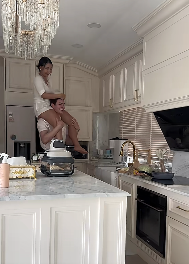 Cặp đ&ocirc;i &ldquo;đũa lệch&rdquo; g&acirc;y sốt MXH: Chồng cao gần 2m đẹp như t&agrave;i tử Hollywood, vợ được y&ecirc;u chiều như c&ocirc;ng ch&uacute;a- Ảnh 10.