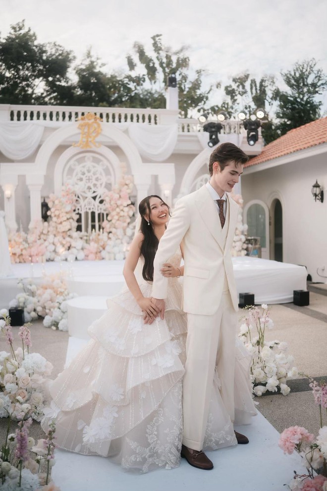 Cặp đ&ocirc;i &ldquo;đũa lệch&rdquo; g&acirc;y sốt MXH: Chồng cao gần 2m đẹp như t&agrave;i tử Hollywood, vợ được y&ecirc;u chiều như c&ocirc;ng ch&uacute;a- Ảnh 1.