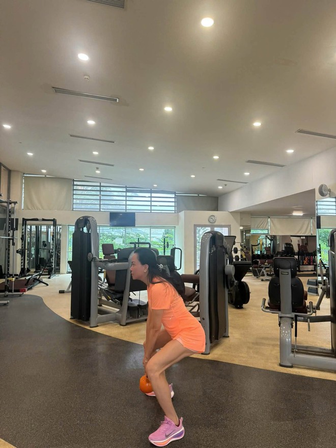 Đừng để tuổi U40 giới hạn bạn: Nhìn lối sống "nghiện" vận động của Phượng Chanel mới thấy phụ nữ càng độc lập càng cuốn hút! - Ảnh 25.