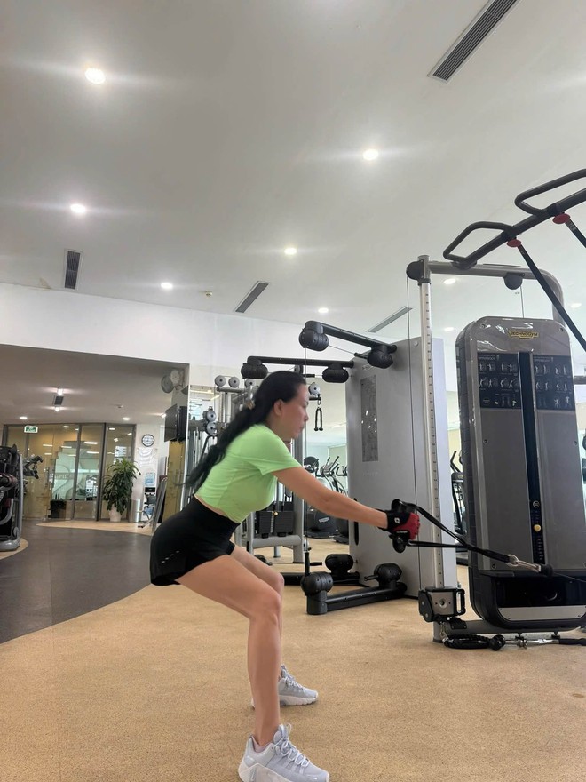 Đừng để tuổi U40 giới hạn bạn: Nhìn lối sống "nghiện" vận động của Phượng Chanel mới thấy phụ nữ càng độc lập càng cuốn hút! - Ảnh 3.