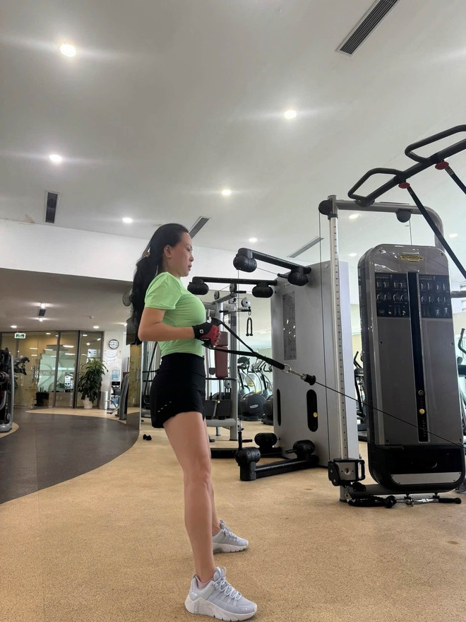 Đừng để tuổi U40 giới hạn bạn: Nhìn lối sống "nghiện" vận động của Phượng Chanel mới thấy phụ nữ càng độc lập càng cuốn hút! - Ảnh 4.