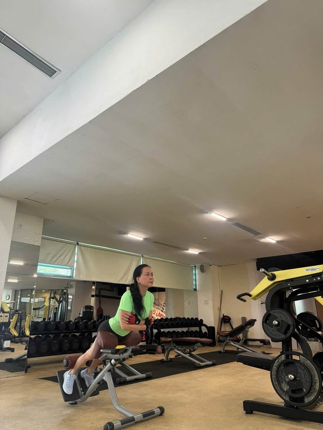 Đừng để tuổi U40 giới hạn bạn: Nhìn lối sống "nghiện" vận động của Phượng Chanel mới thấy phụ nữ càng độc lập càng cuốn hút! - Ảnh 2.