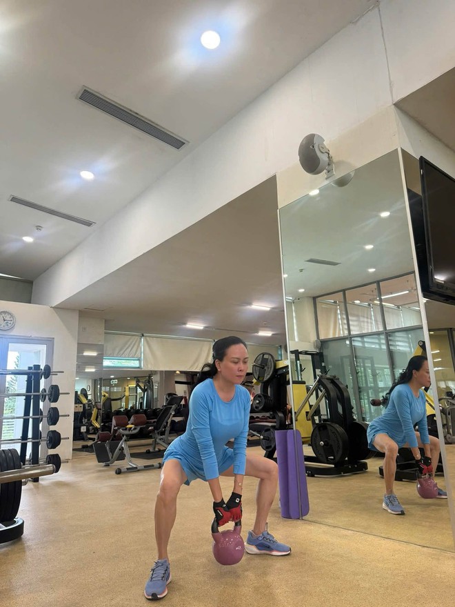 Đừng để tuổi U40 giới hạn bạn: Nhìn lối sống "nghiện" vận động của Phượng Chanel mới thấy phụ nữ càng độc lập càng cuốn hút! - Ảnh 21.