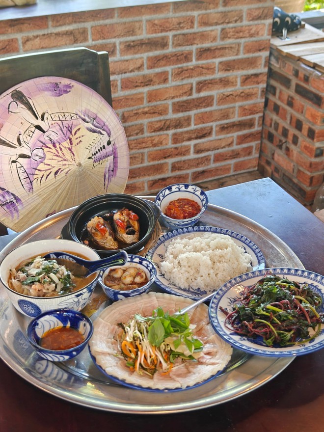 Homestay ở Huế "g&acirc;y b&atilde;o" sau Qu&aacute;n Nh&agrave; Haha: Gi&aacute; ph&ograve;ng từ 400k, trải nghiệm ng&acirc;m ch&acirc;n 30k v&agrave; l&yacute; do kh&aacute;ch T&acirc;y m&ecirc; mẩn lớp học nấu ăn - Ảnh 8.
