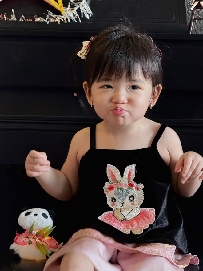 Phản ứng bất ngờ của con g&aacute;i Gin Tuấn Kiệt khi được ba tặng hoa trong ng&agrave;y 20/10- Ảnh 6.