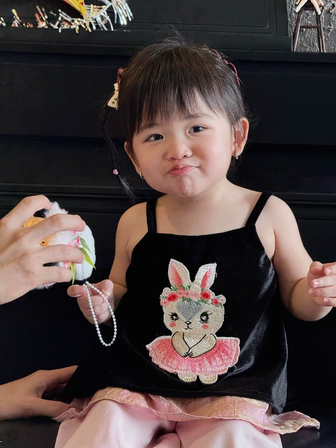 Phản ứng bất ngờ của con g&aacute;i Gin Tuấn Kiệt khi được ba tặng hoa trong ng&agrave;y 20/10- Ảnh 8.