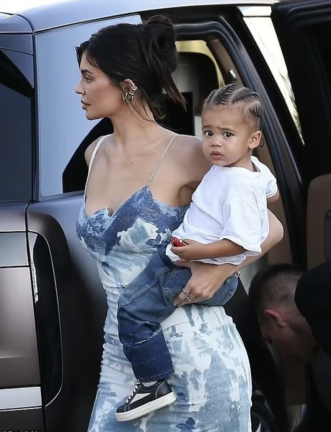 Khoảnh khắc 2 nhóc tỳ nhà Kylie Jenner vỗ tay không ngớt, tự hào ngắm mẹ trình diễn Fantasy Bra gần 1,3 tỷ- Ảnh 9.