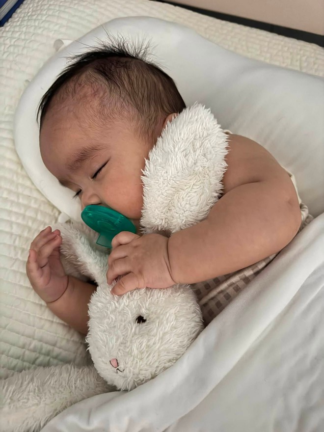 Con gái Ngô Thanh Vân vừa bập bẹ tập nói đã nhớ hết tên 10 “bạn thân” trong nhà - Ảnh 3.