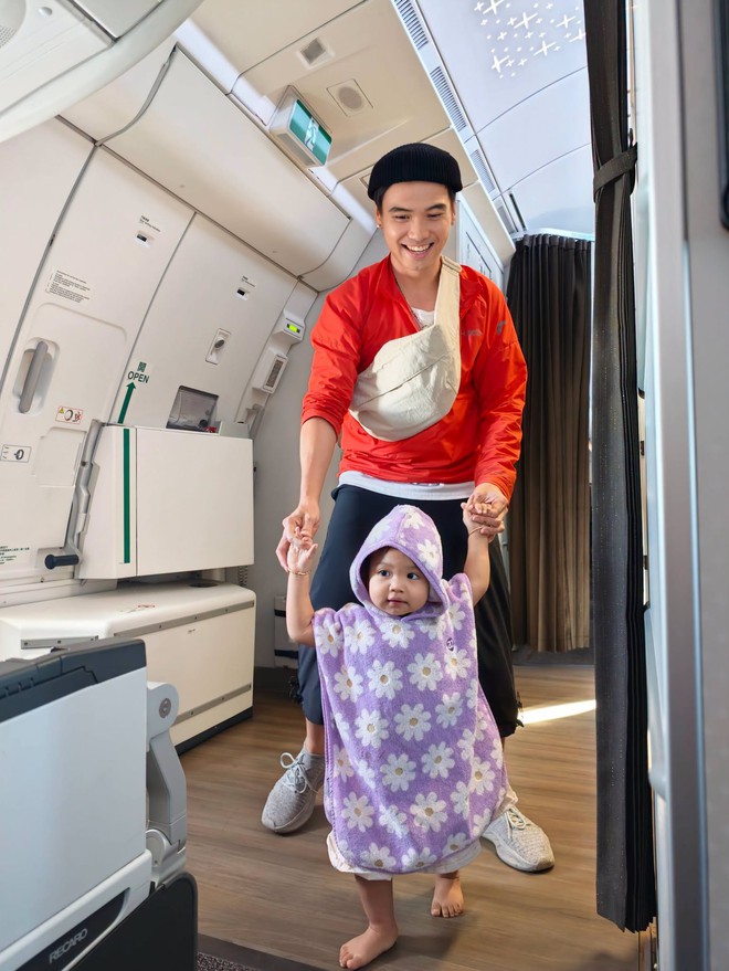 Con gái Hoa hậu H' Hen Niê mặc 4 lớp áo, hào hứng dạo chơi giữa tiết trời 12 độ C ở CH Séc - Ảnh 5.