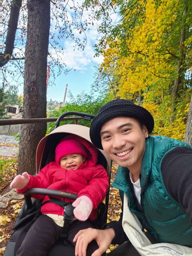 Con gái Hoa hậu H' Hen Niê mặc 4 lớp áo, hào hứng dạo chơi giữa tiết trời 12 độ C ở CH Séc - Ảnh 3.