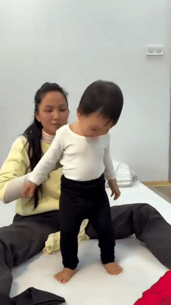 Con gái Hoa hậu H' Hen Niê mặc 4 lớp áo, hào hứng dạo chơi giữa tiết trời 12 độ C ở CH Séc - Ảnh 1.