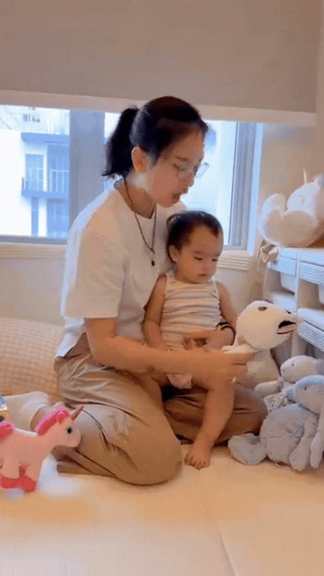 Con gái Ngô Thanh Vân vừa bập bẹ tập nói đã nhớ hết tên 10 “bạn thân” trong nhà - Ảnh 2.