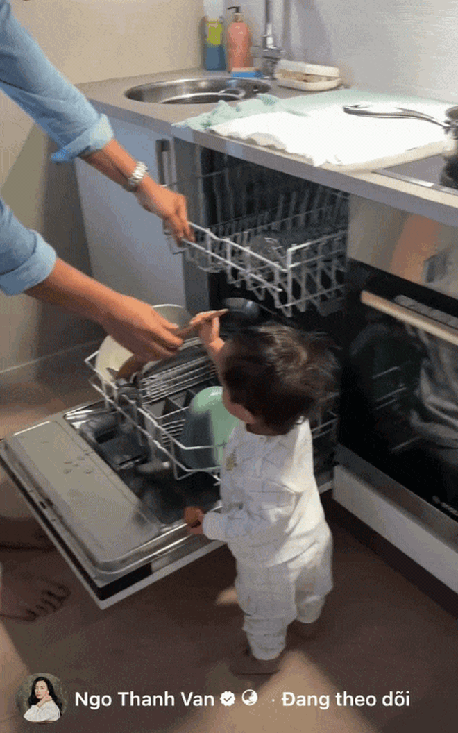 Bé Gạo tự lập từ nhỏ, vấp ngã biết tự đứng dậy, không gào khóc ăn vạ: Đây là cách mẹ Vân và ba Huy rèn con gái - Ảnh 9.