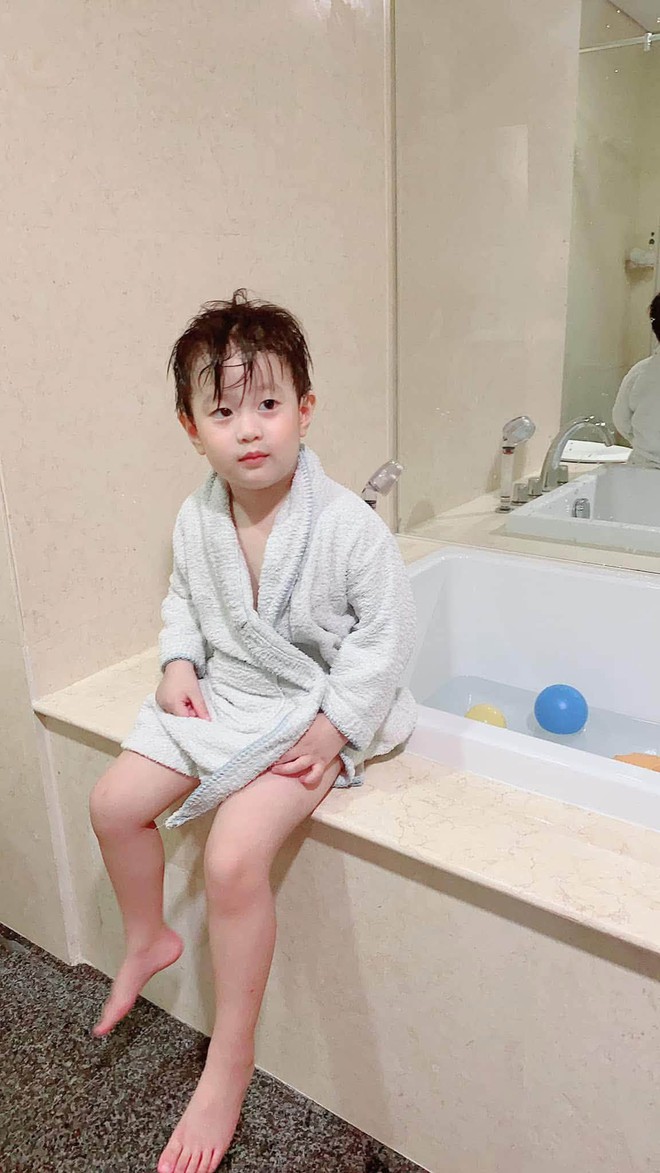 Con trai NSƯT Việt Anh nay đã điển trai chuẩn "tổng tài nhí", không chịu tâm sự khiến mẹ băn khoăn- Ảnh 2.