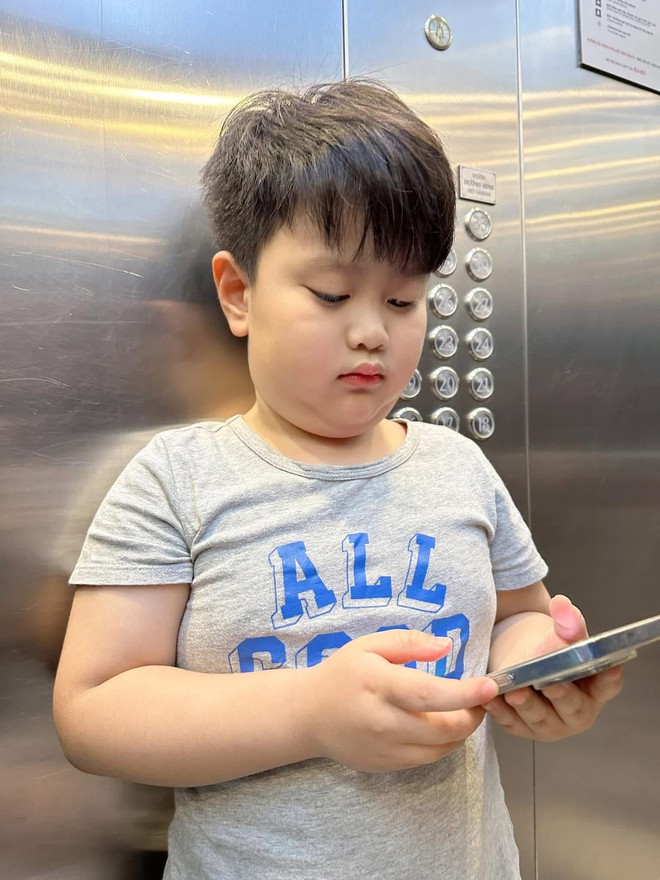 Con trai NSƯT Việt Anh nay đã điển trai chuẩn "tổng tài nhí", không chịu tâm sự khiến mẹ băn khoăn- Ảnh 4.
