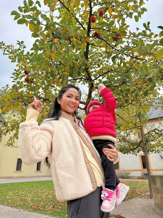 Con gái Hoa hậu H'Hen Niê được ba cõng đi leo núi, nàng hậu tiết lộ kinh nghiệm đưa con đi chơi xa- Ảnh 4.