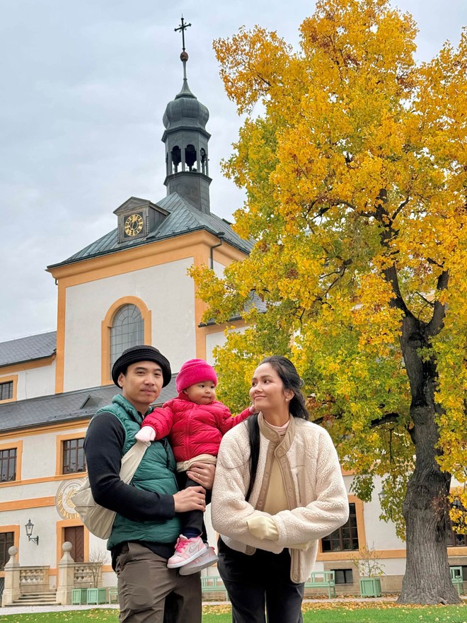 Con gái Hoa hậu H'Hen Niê được ba cõng đi leo núi, nàng hậu tiết lộ kinh nghiệm đưa con đi chơi xa- Ảnh 7.