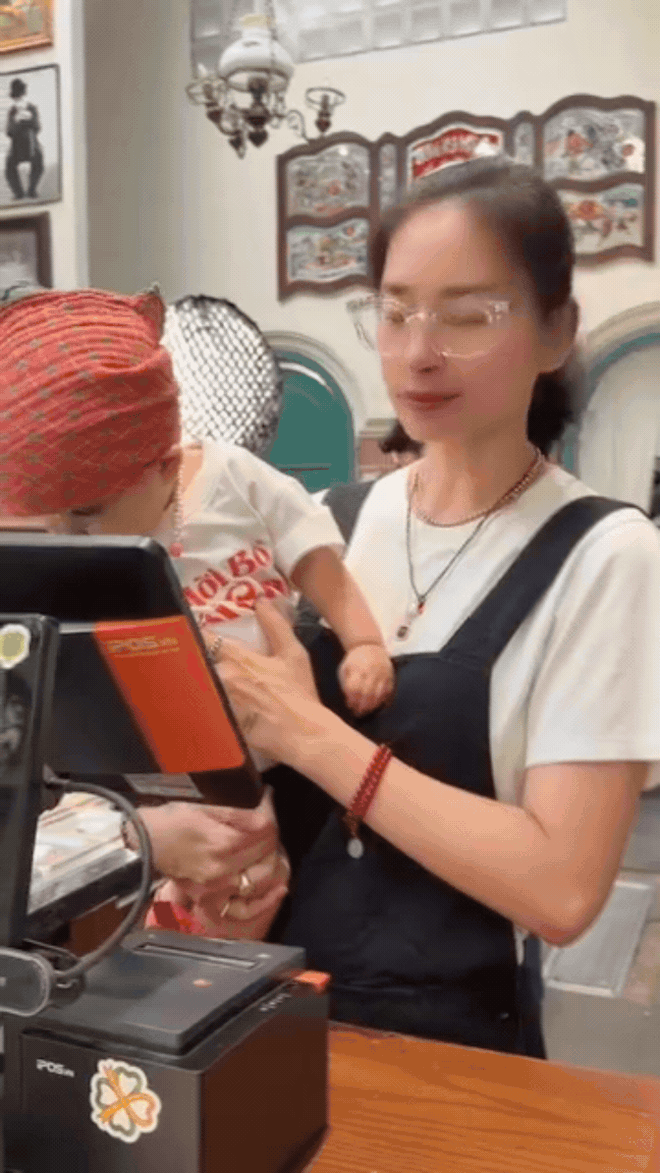 Con gái Ngô Thanh Vân 1 tuổi đã làm đến 8 nghề, thái độ “tận tâm” khiến ai nấy cười bò- Ảnh 1.
