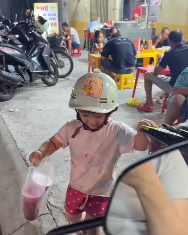 Clip siêu chữa lành: Thấy con gái lon ton xách về 2 cốc nước ép, biết lý do mà bố mẹ đều thấy mát lòng mát dạ- Ảnh 2.