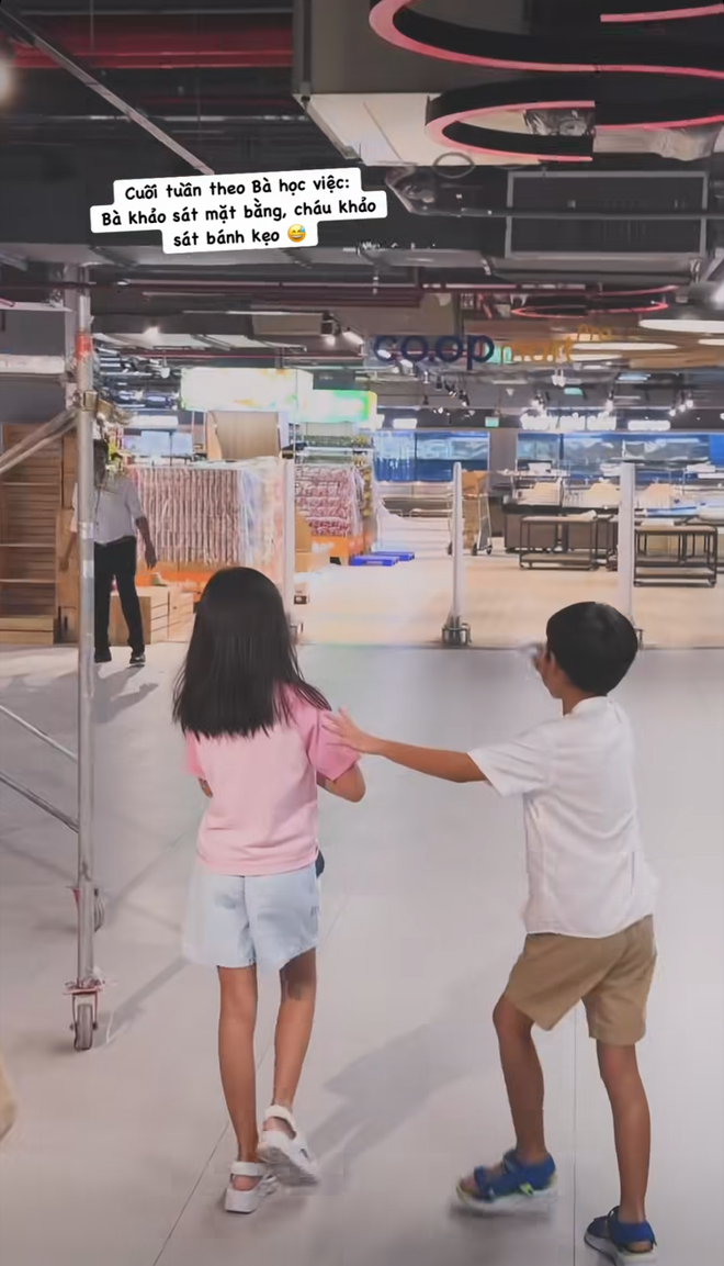 Cảnh đời thường hiếm thấy của mẹ chồng Hoa hậu Đặng Thu Thảo b&ecirc;n c&aacute;c ch&aacute;u: B&agrave; khảo s&aacute;t mặt bằng, ch&aacute;u khảo s&aacute;t b&aacute;nh kẹo - Ảnh 2.