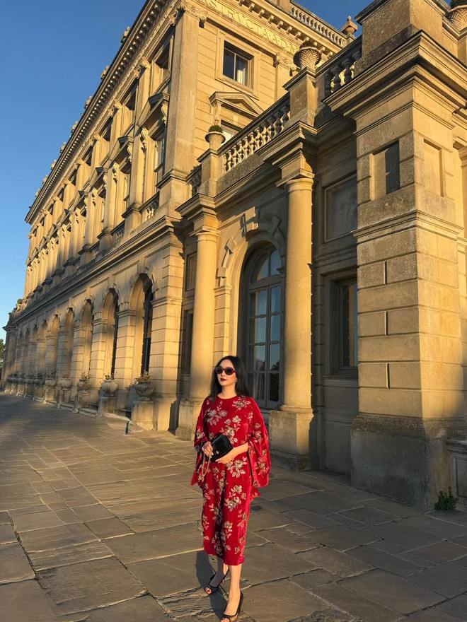 Đẹp như bước ra từ một bộ phim cổ điển, Hoa hậu Đền H&ugrave;ng Gi&aacute;ng My kh&aacute;m ph&aacute; dinh thự hơn 350 năm tuổi ở Anh- Ảnh 3.