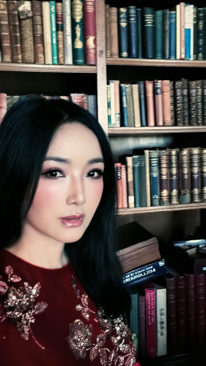 Đẹp như bước ra từ một bộ phim cổ điển, Hoa hậu Đền H&ugrave;ng Gi&aacute;ng My kh&aacute;m ph&aacute; dinh thự hơn 350 năm tuổi ở Anh- Ảnh 10.