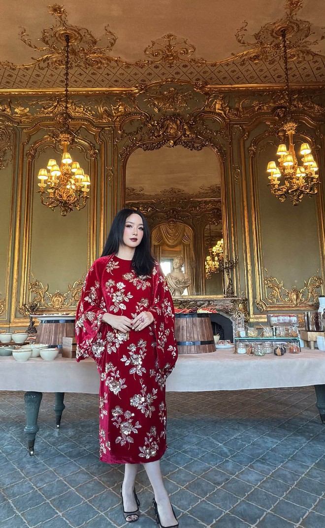 Đẹp như bước ra từ một bộ phim cổ điển, Hoa hậu Đền H&ugrave;ng Gi&aacute;ng My kh&aacute;m ph&aacute; dinh thự hơn 350 năm tuổi ở Anh- Ảnh 14.