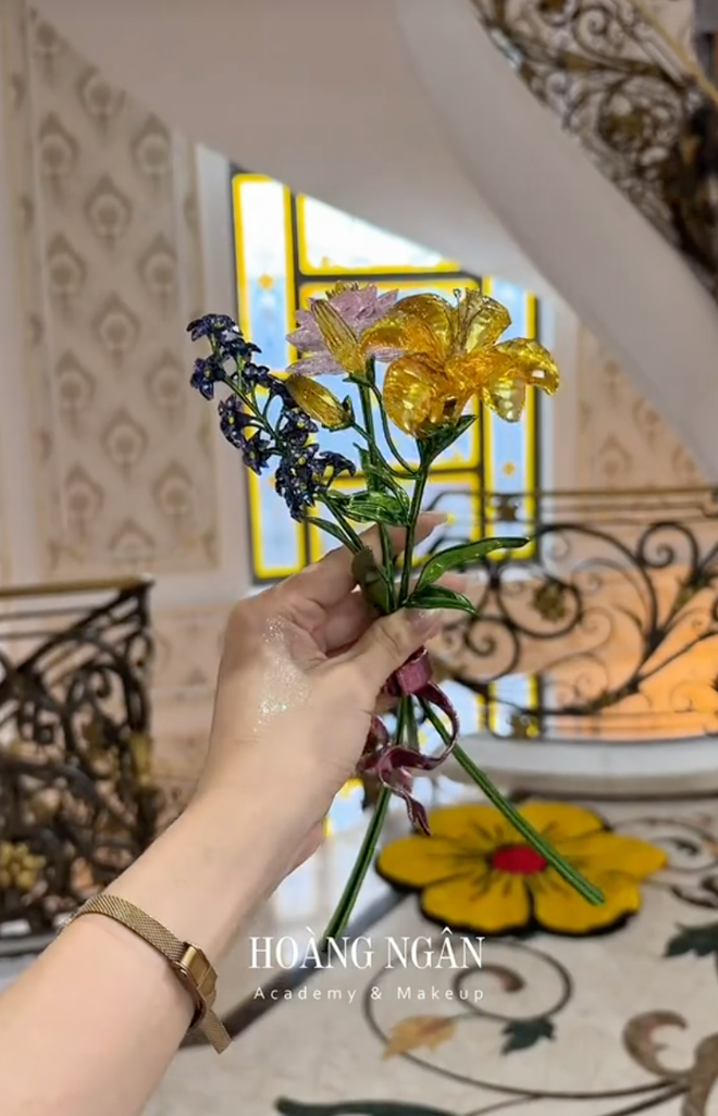 Đ&aacute;m cưới của cậu cả Bến Tre: Biệt phủ tr&aacute;ng lệ như l&acirc;u đ&agrave;i, khoảnh khắc c&ocirc; d&acirc;u bước v&agrave;o c&aacute;nh cổng h&agrave;o m&ocirc;n hot rần rần MXH - Ảnh 9.