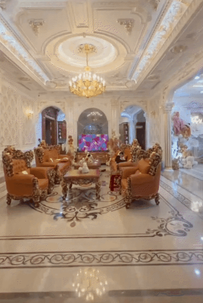Đ&aacute;m cưới của cậu cả Bến Tre: Biệt phủ tr&aacute;ng lệ như l&acirc;u đ&agrave;i, khoảnh khắc c&ocirc; d&acirc;u bước v&agrave;o c&aacute;nh cổng h&agrave;o m&ocirc;n hot rần rần MXH - Ảnh 17.