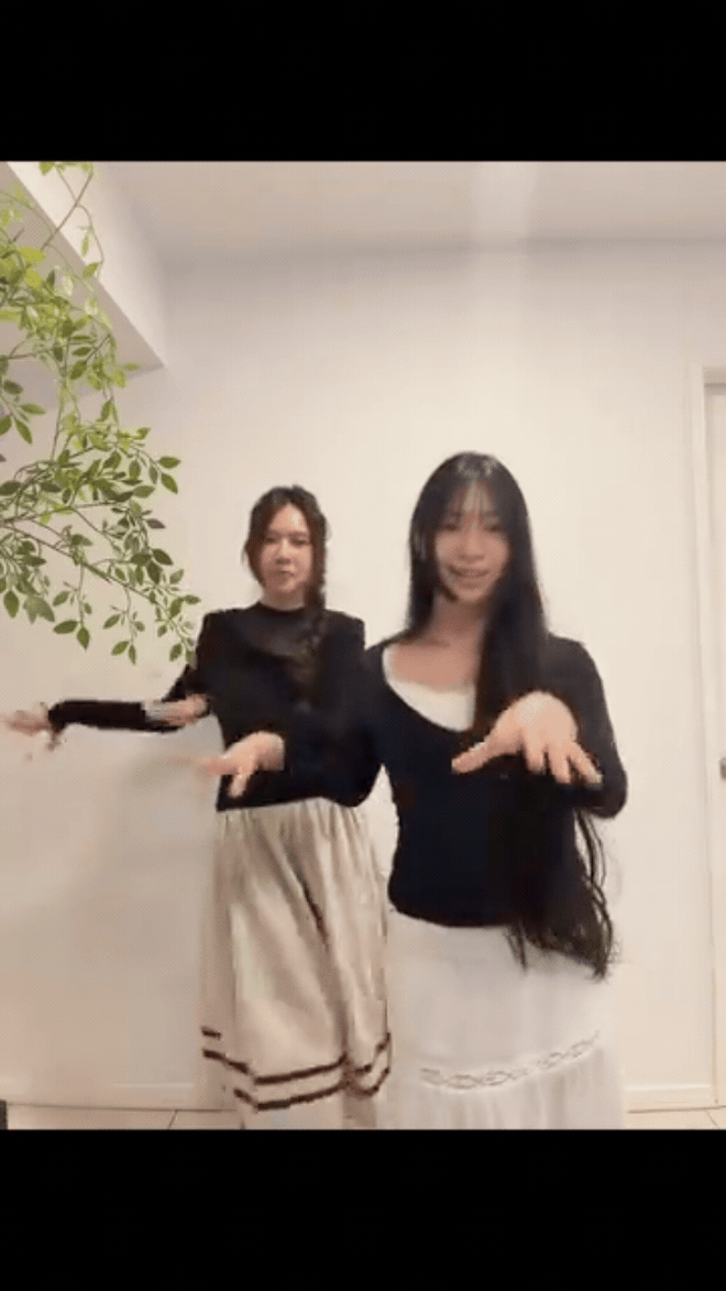 Con g&aacute;i L&yacute; Hải như em g&aacute;i đứng cạnh mẹ, ngoại h&igrave;nh từng được v&iacute; như Nam Phương Ho&agrave;ng hậu thời trẻ - Ảnh 1.
