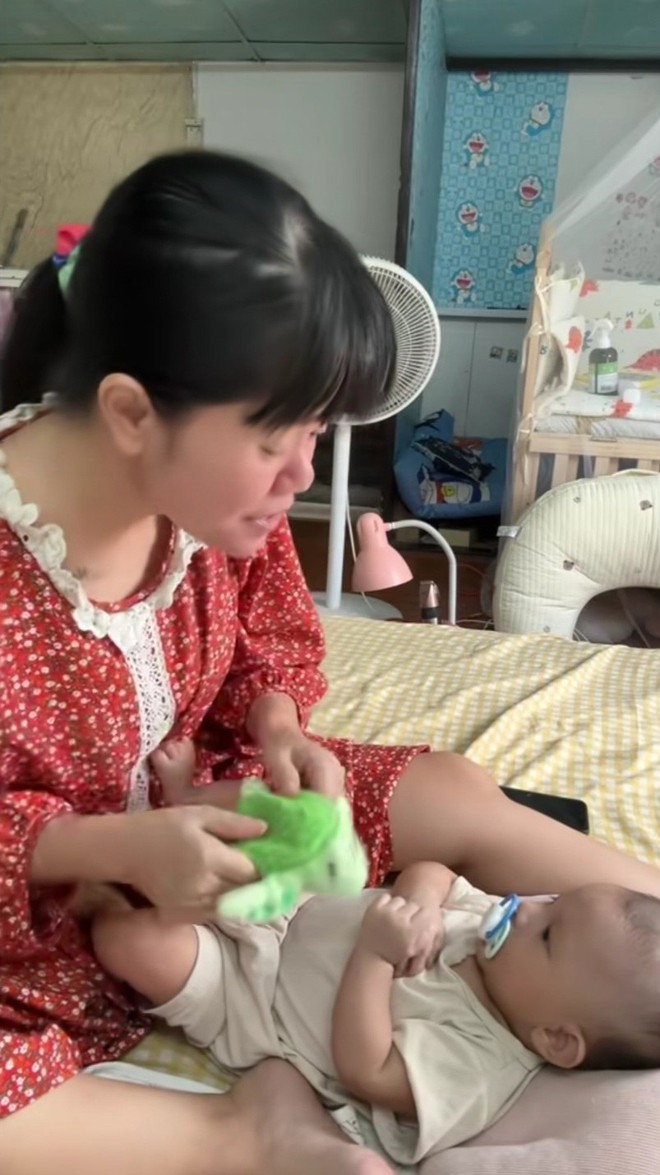 Gần 4 triệu lượt xem clip mẹ ru con, d&acirc;n t&igrave;nh ngỡ ng&agrave;ng:  Đ&acirc;y l&agrave; bản ph&aacute;t thanh tr&ecirc;n radio ng&agrave;y xưa sao? - Ảnh 4.