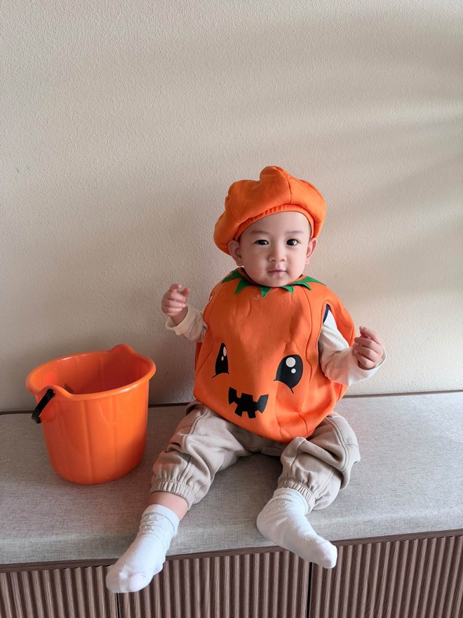 Lam Trường sinh con trai út ở tuổi 51, nay con trai lên 2 tuổi điển trai đáng yêu, diện đồ Halloween cưng hết nấc - Ảnh 1.