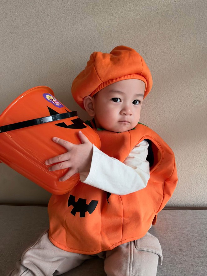 Lam Trường sinh con trai út ở tuổi 51, nay con trai lên 2 tuổi điển trai đáng yêu, diện đồ Halloween cưng hết nấc - Ảnh 2.