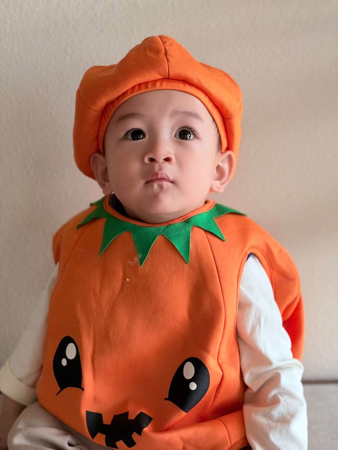 Lam Trường sinh con trai út ở tuổi 51, nay con trai lên 2 tuổi điển trai đáng yêu, diện đồ Halloween cưng hết nấc - Ảnh 3.