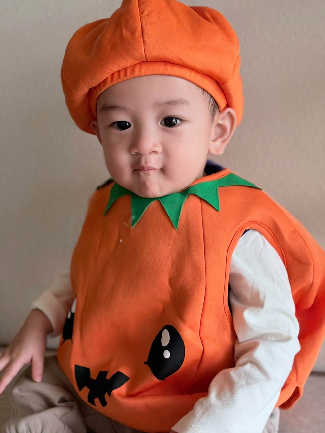 Lam Trường sinh con trai út ở tuổi 51, nay con trai lên 2 tuổi điển trai đáng yêu, diện đồ Halloween cưng hết nấc - Ảnh 4.