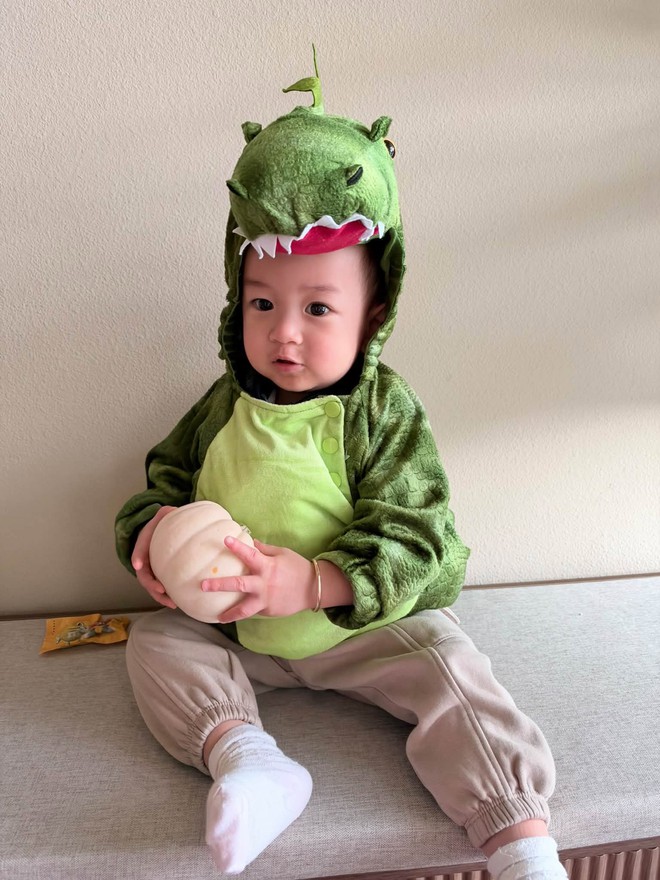 Lam Trường sinh con trai út ở tuổi 51, nay con trai lên 2 tuổi điển trai đáng yêu, diện đồ Halloween cưng hết nấc - Ảnh 5.