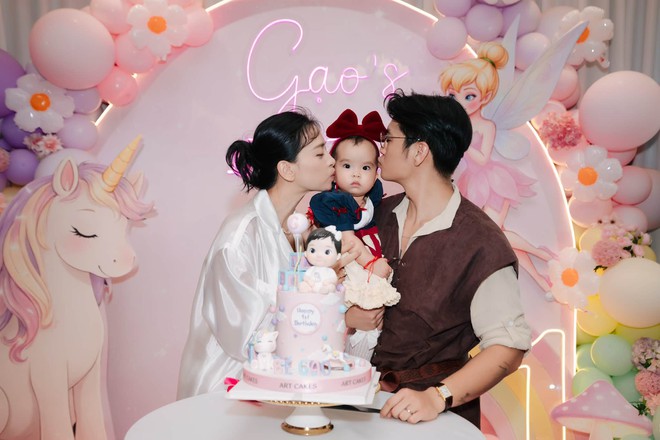 Con gái Ngô Thanh Vân bị trái múi giờ sau chuyến du lịch, vợ chồng nữ diễn viên thức đêm để tâm sự cùng con - Ảnh 4.