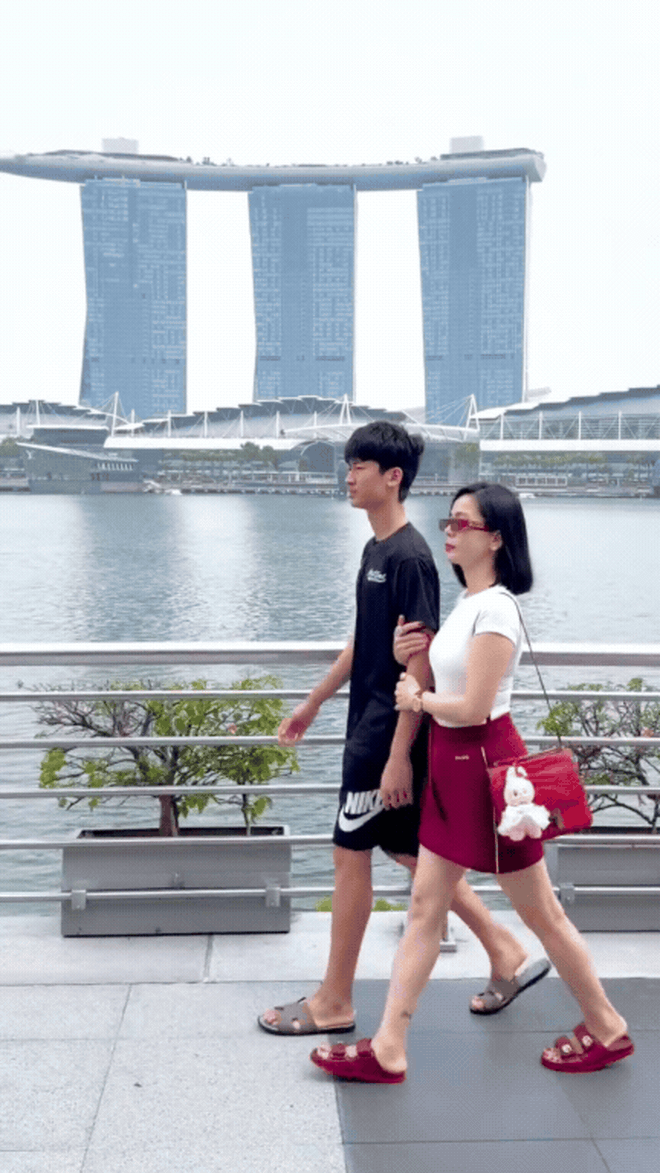 Con trai 15 tuổi điển trai như t&agrave;i tử, cao hơn mẹ 1 c&aacute;i đầu, Lệ Quy&ecirc;n chỉ mong &ldquo;mẹ được l&agrave; người bạn th&acirc;n nhất của con&rdquo; - Ảnh 2.