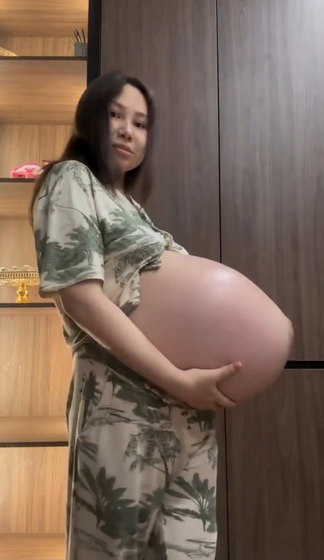 Clip 16 giây của chiếc bụng bầu của người mẹ tam thai khiến: Chỉ nhìn thôi đã thấy nặng nề và xót xa - Ảnh 2.
