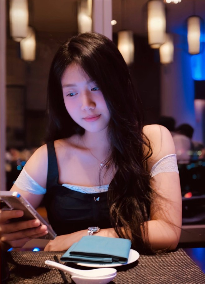 Phản ứng đáng yêu của con gái Mạnh Trường khi xem cảnh bố hôn bạn diễn - Ảnh 6.