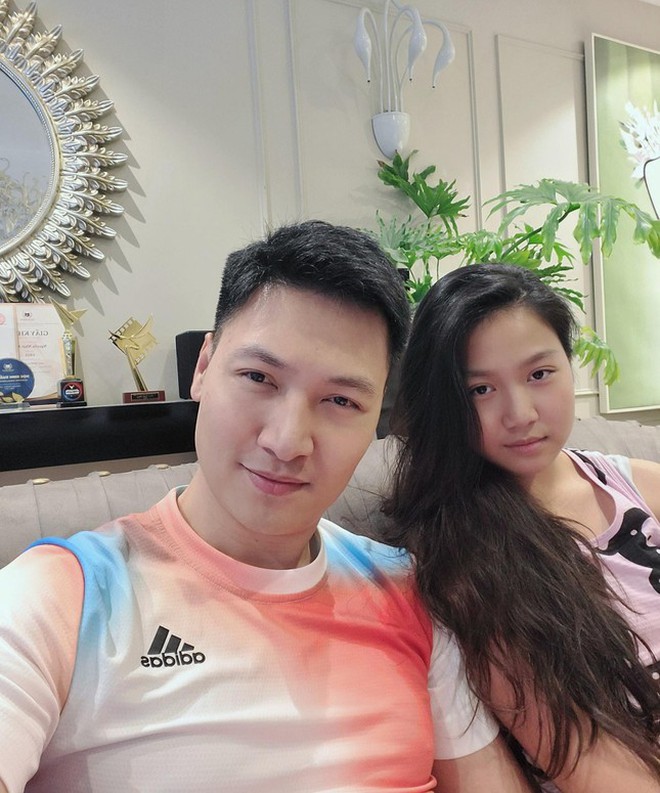 Phản ứng đáng yêu của con gái Mạnh Trường khi xem cảnh bố hôn bạn diễn - Ảnh 2.