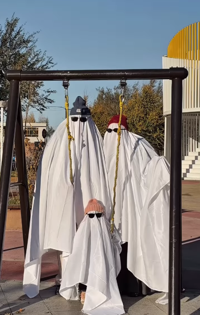 Hội nh&agrave; gi&agrave;u v&agrave; giới hot girl, TikToker đ&atilde; quẩy Halloween tưng bừng: Ai cũng h&oacute;a trang đỉnh, chấm 10 điểm mỏi tay - Ảnh 1.