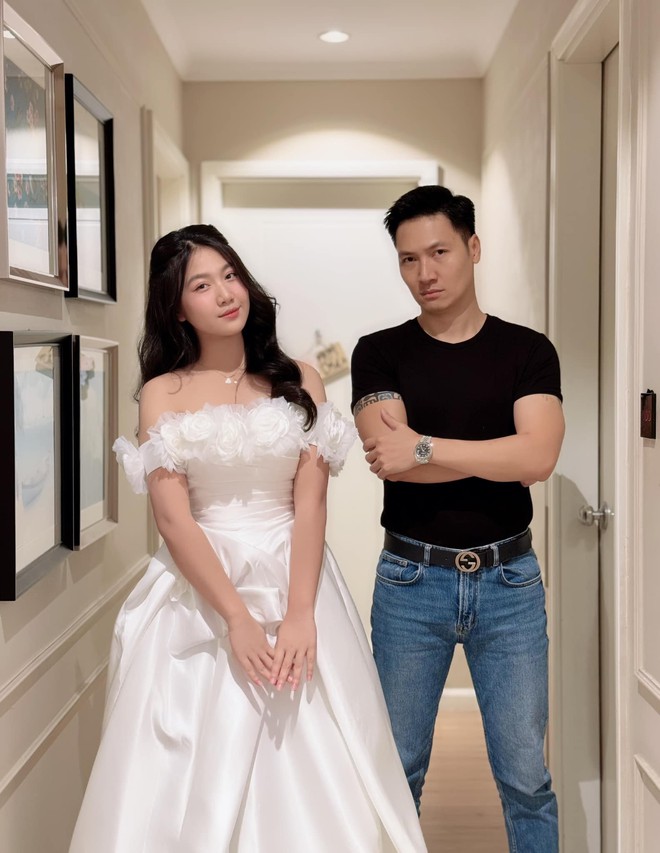 Phản ứng đáng yêu của con gái Mạnh Trường khi xem cảnh bố hôn bạn diễn - Ảnh 3.