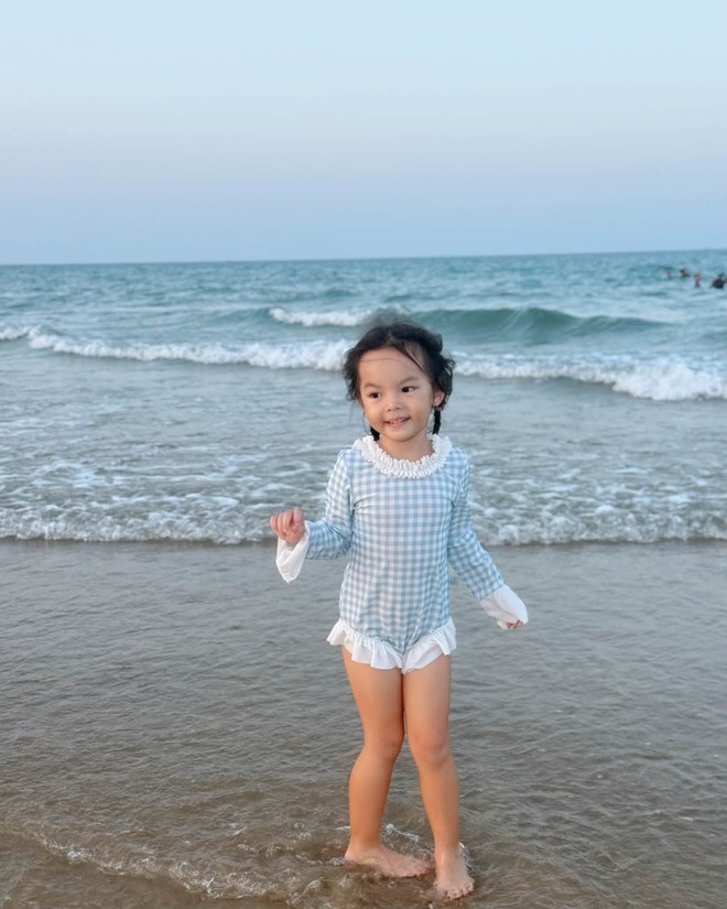 Con gái Phạm Quỳnh Anh xinh xắn giống mẹ như hai giọt nước, học tiếng Trung với bố mỗi tối- Ảnh 4.