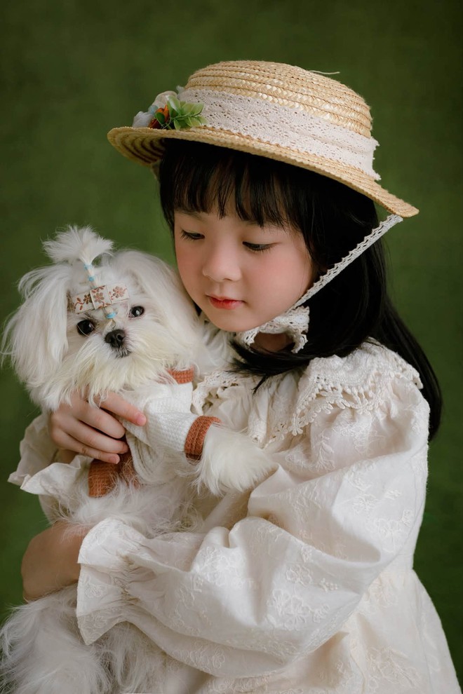 Con gái chăm ngoan, đọc chữ vanh vách, Trương Mỹ Nhân ngỡ ngàng “Con học lớp 1 nhàn vậy sao?” - Ảnh 5.