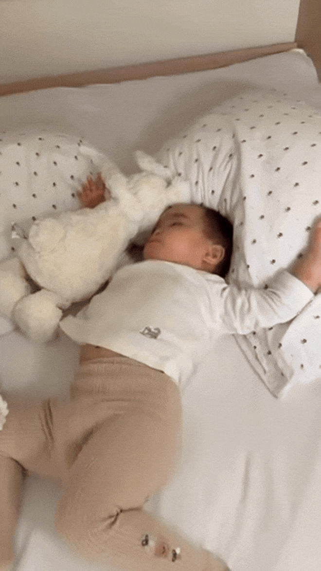 Con gái Ngô Thanh Vân mê mệt bánh mì, ngủ bất chấp suốt chuyến về quê ngoại ở Na Uy- Ảnh 3.