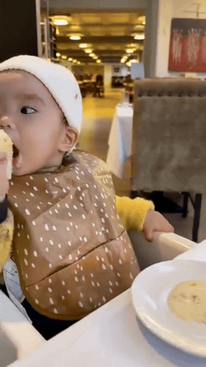 Con gái Ngô Thanh Vân mê mệt bánh mì, ngủ bất chấp suốt chuyến về quê ngoại ở Na Uy- Ảnh 2.