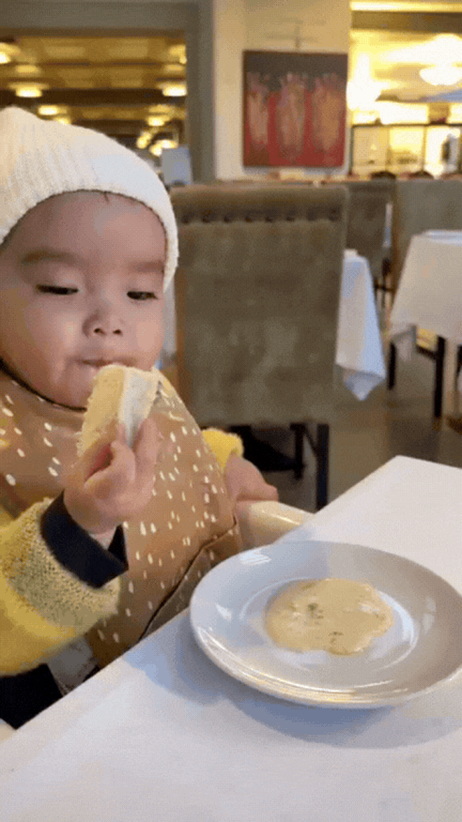 Con gái Ngô Thanh Vân mê mệt bánh mì, ngủ bất chấp suốt chuyến về quê ngoại ở Na Uy- Ảnh 1.